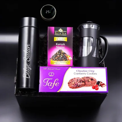 Kişiye Özel 500 ML Siyah Dereceli Termos & Siyah French Press & Beta Tea Karışık Meyve Bitki Çayı & Çikolata Parçacıklı Kurabiye Hediye Seti