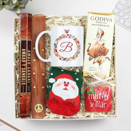 Yılbaşı Özel Hediye (Kupa & Godiva Çikolata & Çubuk Tütsü & Yılbaşı Desenli Çorap & Yılbaşı Kurabiye Seti)
